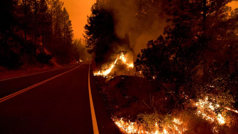 Μαίνονται ανεξέλεγκτες οι τεράστιες πυρκαγιές στην Καλιφόρνια – Τουλάχιστον δύο νεκροί
