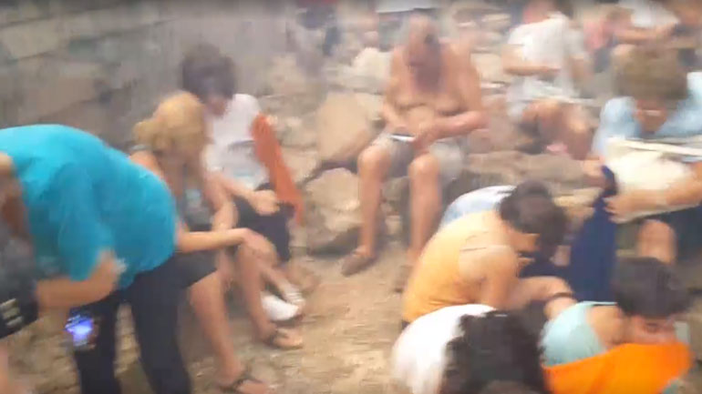 Νέο συγκλονιστικό video από το Μάτι: Δεκάδες άνθρωποι στα βράχια προσπαθούσαν να σωθούν