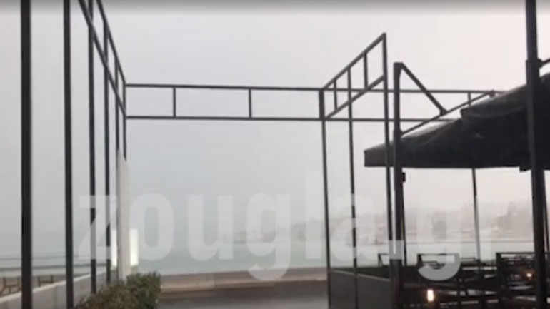 Πόρτο Χέλι: Καταρρακτώδης βροχή και ισχυροί άνεμοι