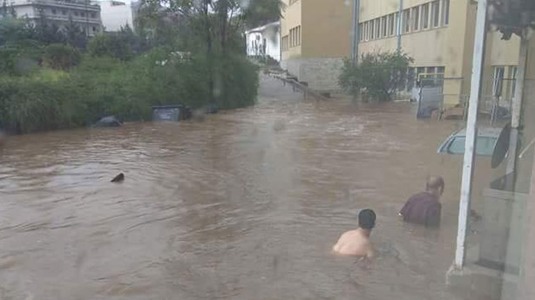 Σε λίμνη μετατράπηκε το μεσημέρι της Κυριακής ο προαύλιος χώρος του νοσοκομείου «Σωτηρία» Σε λίμνη μετατράπηκε το μεσημέρι της Κυριακής ο προαύλιος χώρος του νοσοκομείου «Σωτηρία»