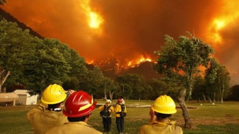 Νεκρή εντοπίστηκε μία ηλικιωμένη γυναίκα και τα δύο της δισέγγονα στην τεράστια πυρκαγιά που κατακαίει τη βόρεια Καλιφόρνια