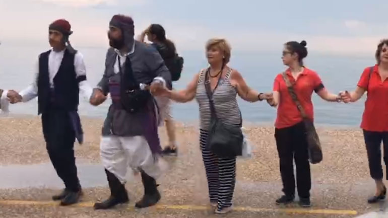 «Ένας χορός για τη Μακεδονία» στην παραλία της Θεσσαλονίκης