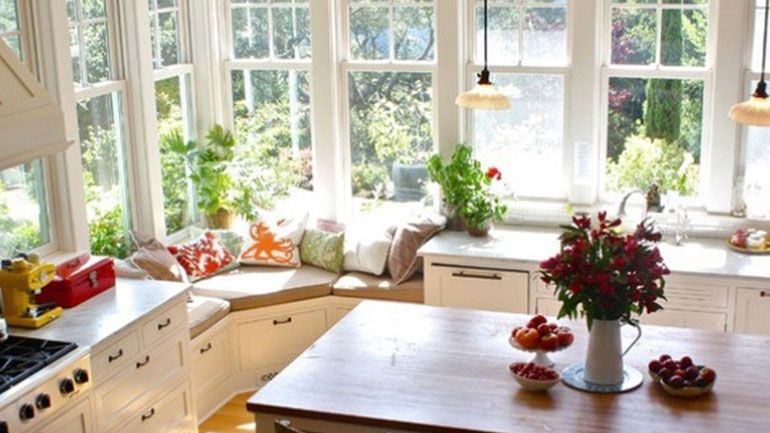 Τo τρικ για να καθαρίσεις τα τζάμια της κουζίνας