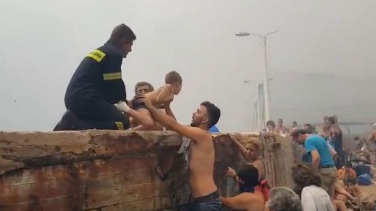 Βίντεο: Διασώστες βοηθούν γυναίκες και παιδιά στην «κόλαση» στο Μάτι
