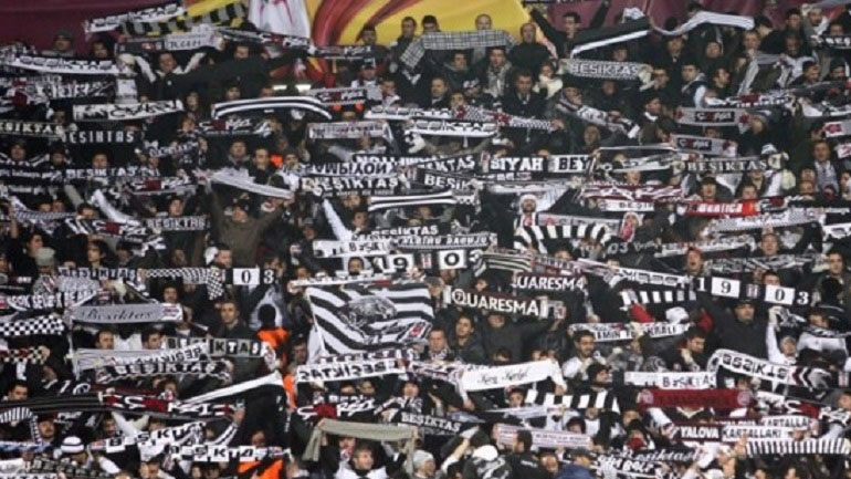 Εξαιρετικό πανό των οπαδών της Μπεσίκτας: «Ο πόνος σας, δικός μας πόνος»