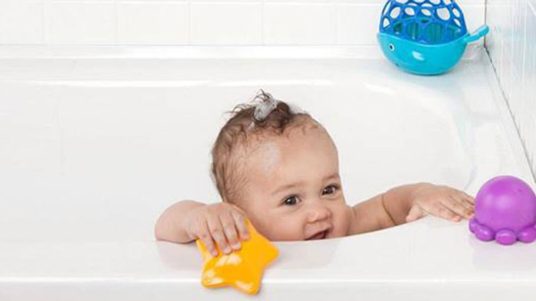 Tips για το πλύσιμο των βρεφικών παιχνιδιών μπάνιου