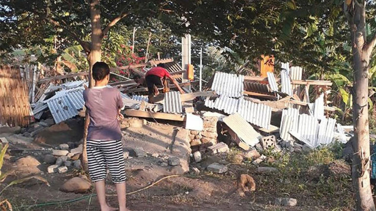 Ινδονησία: Σωστικά συνεργεία προσπαθούν να διασώσουν «εκατοντάδες» αποκλεισμένους από τον σεισμό στη νήσο Λομπόκ