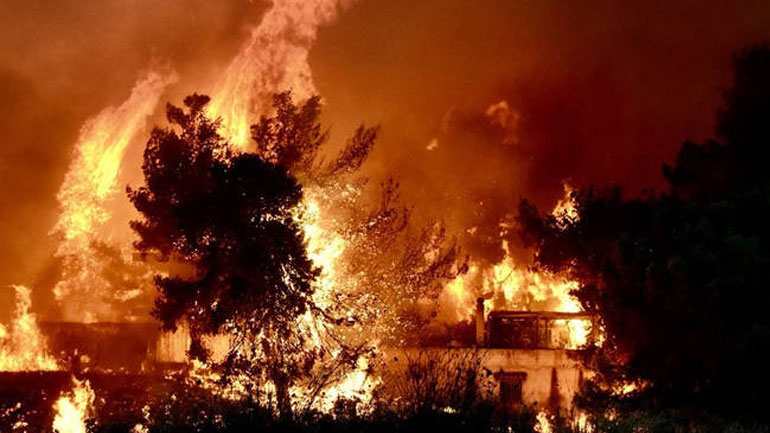 Independent: «Η ακροδεξιά προσπαθεί να σπείρει το μίσος στον απόηχο των φονικών πυρκαγιών»