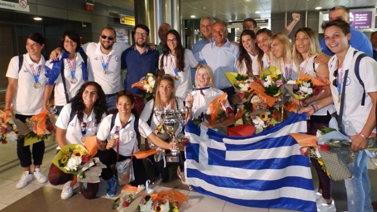 Επέστρεψε θριαμβεύτρια από το Καζάν η εθνική μπιτς χάντμπολ