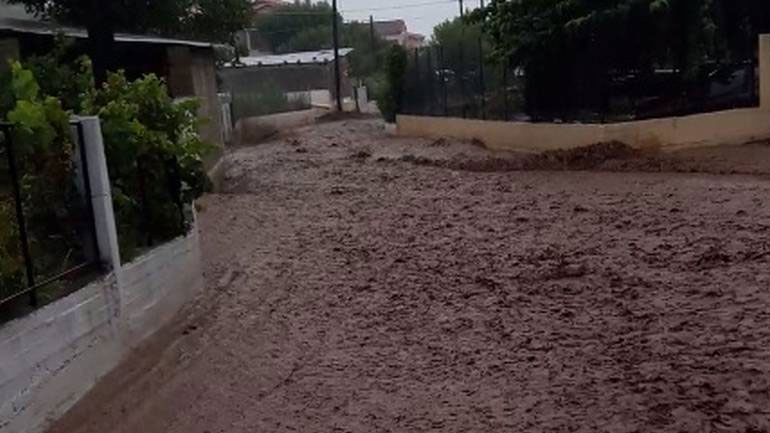 Χείμαρρος απείλησε τα Στύρφακα Φθιώτιδας – «Σε τι διαφέρουμε από τη Μάνδρα;» φώναζαν οι κάτοικοι