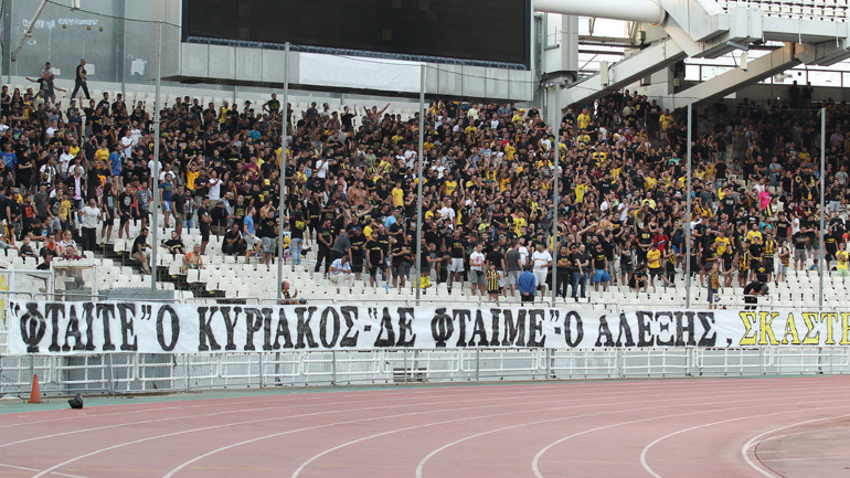 Τα πανό των οπαδών της ΑΕΚ για τις πυρκαγιές