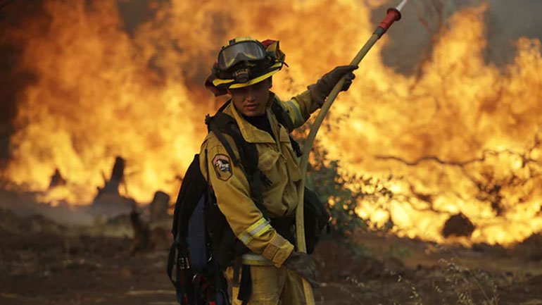 Καλιφόρνια: Οι ηπιότεροι άνεμοι δίνουν ελπίδες για τη μάχη κατά των φονικών πυρκαγιών