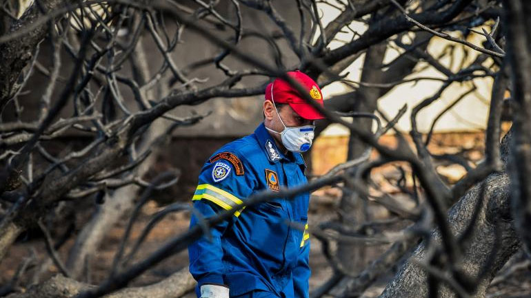 Εθελοντές του Πυροσβεστικού Σώματος: «Ανυπόστατα» τα δημοσιεύματα ότι μείναμε νηστικοί στην πυρκαγιά