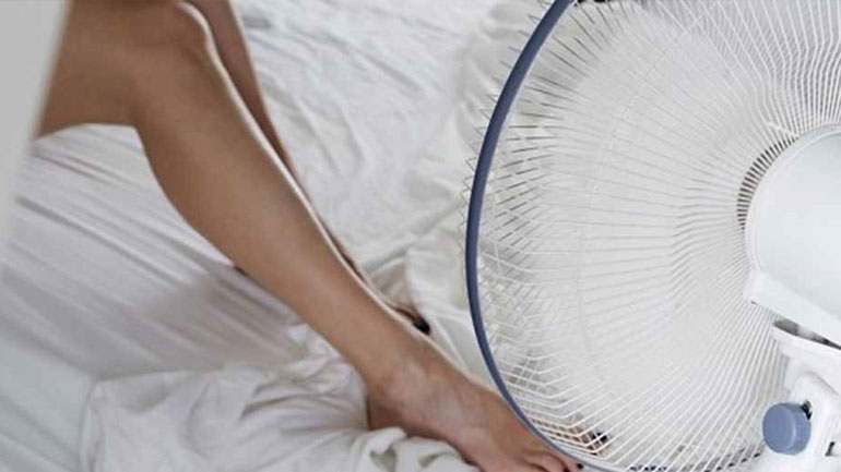 Κοιμάστε με ανεμιστήρα; Ποιοι οι κίνδυνοι για την υγεία σας