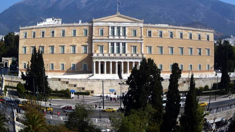 Μικροπανικός στο Σύνταγμα – Οπαδοί της Γαλατασαράι έριξαν κροτίδες