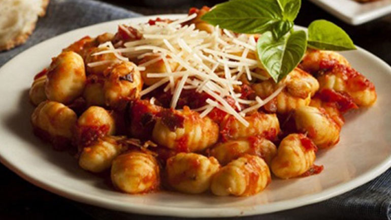 Νιόκι με μανιτάρια, βασιλικό και παρμεζάνα