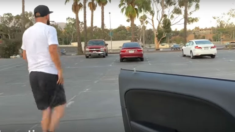 Kiki challenge: Προειδοποίηση από την αστυνομία για τον επικίνδυνο viral χορό