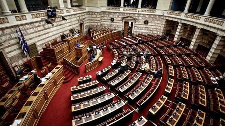 Βουλή: Ψηφίστηκαν τα μέτρα για τη στήριξη των πληγέντων από τις πυρκαγιές και τις κατεδαφίσεις αυθαιρέτων