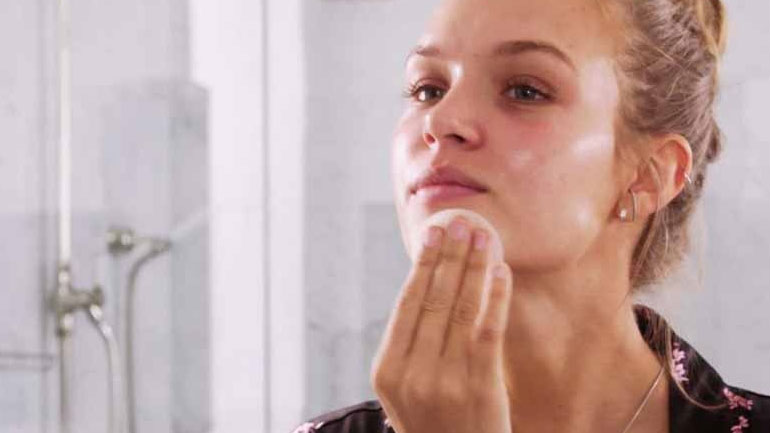 Αυτή είναι η βραδινή skincare routine της Josephine Skriver