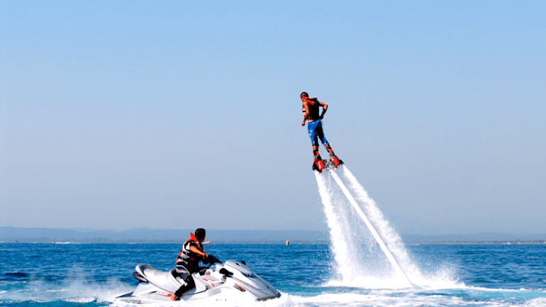 Σαντορίνη: Τραυματίστηκε 39χρονος τουρίστας κάνοντας flyboard