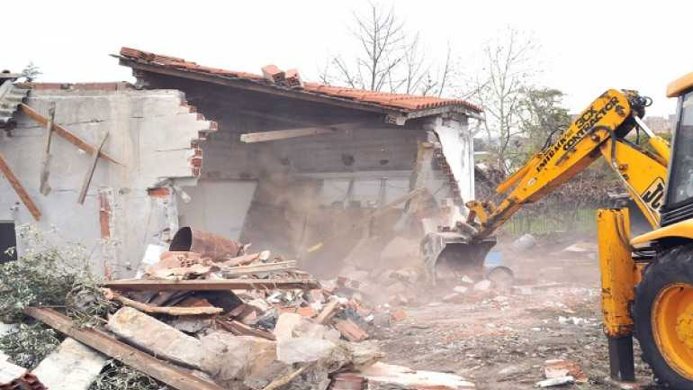 Με απευθείας αναθέσεις οι κατεδαφίσεις 3.200 αυθαιρέτων στην Αττική