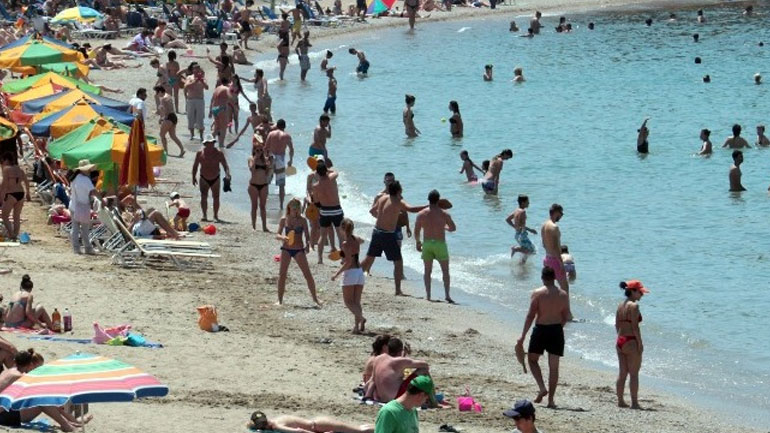 Χαλκιδική: Ο δήμος Κασσάνδρας κατεδαφίζει περίφραξη για να ανοίξει δίοδο στη θάλασσα