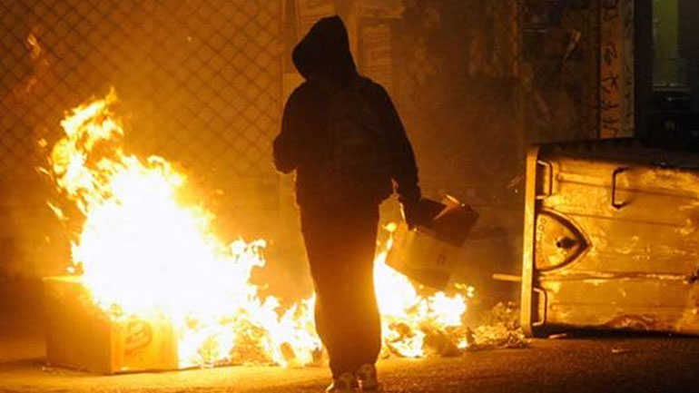 Επίθεση με μολότοφ σε διμοιρία των ΜΑΤ στα Εξάρχεια