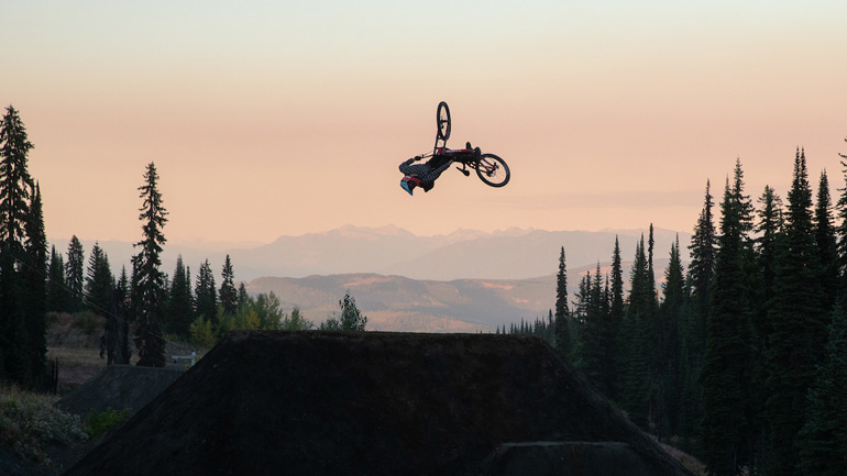 Το βίντεο “Beautiful Idiot” που δεν πρέπει να χάσετε!