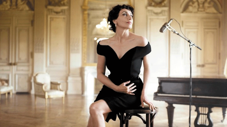 H μούσα του Αλμοδόβαρ Luz Casal θα τραγουδήσει στο Ηρώδειο