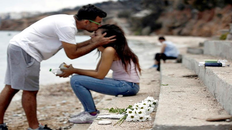 Ομάδες του SolidarityNow και πρόσφυγες προσφέρουν βοήθεια στους πυρόπληκτους