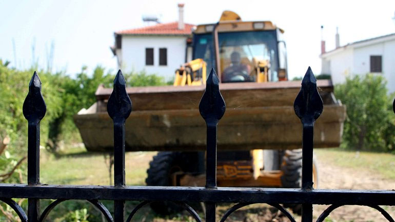 Ξεκίνησαν οι κατεδαφίσεις αυθαιρέτων – Μπουλντόζα σε μάντρα στη Χαλκιδική