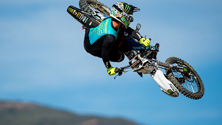 Day by Slay: Η καθημερινότητα ενός FMX rider