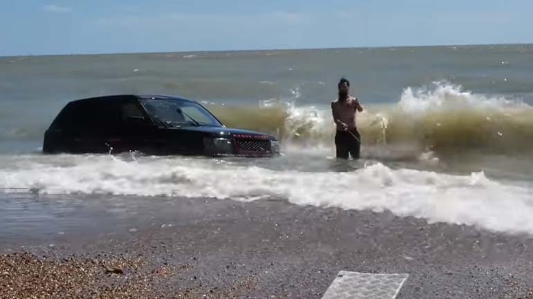 Range Rover παλεύει με τα κύματα!