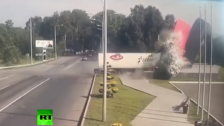 Τρομακτικό δυστύχημα με νταλίκα