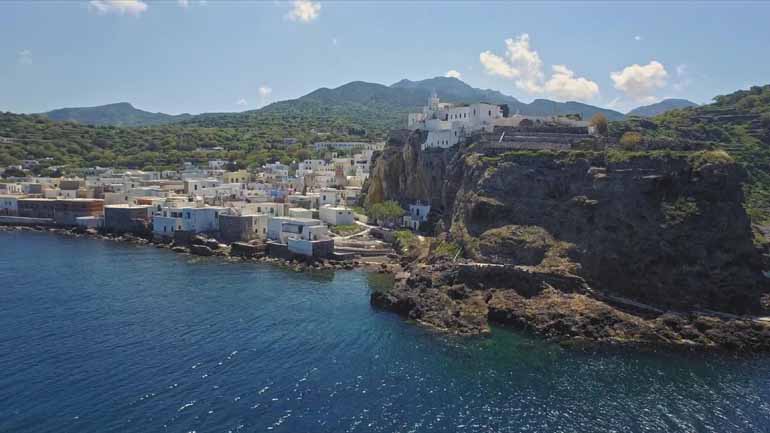 Νίσυρος: 24χρονη έπεσε από ύψος 7 μέτρων στα βράχια και σκοτώθηκε