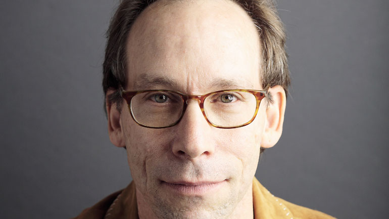 Ο αστροφυσικός και συγγραφέας  Λ. Κράους κατηγορείται πως έπιασε το στήθος άγνωστης γυναίκας όταν έβγαζαν σέλφι