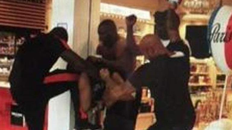 Γαλλία: Υπό κράτηση για ένα μήνα οι 2 ράπερ που πλακώθηκαν στο αεροδρόμιο Ορλί