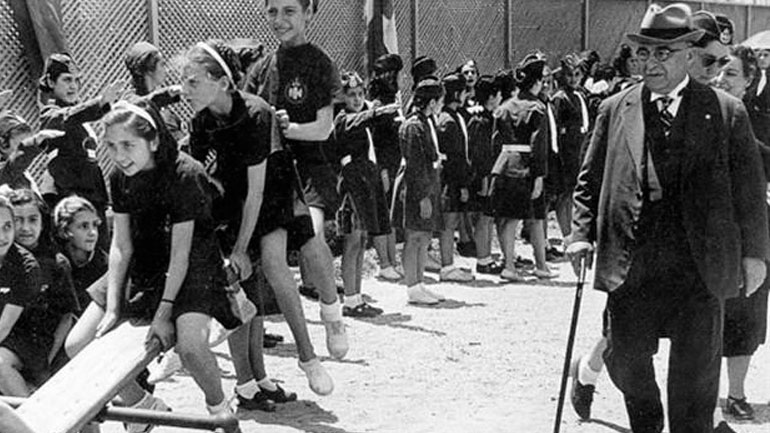 Ο δικτάτορας έμοιαζε με εφοριακό ή γυμνασιάρχη…