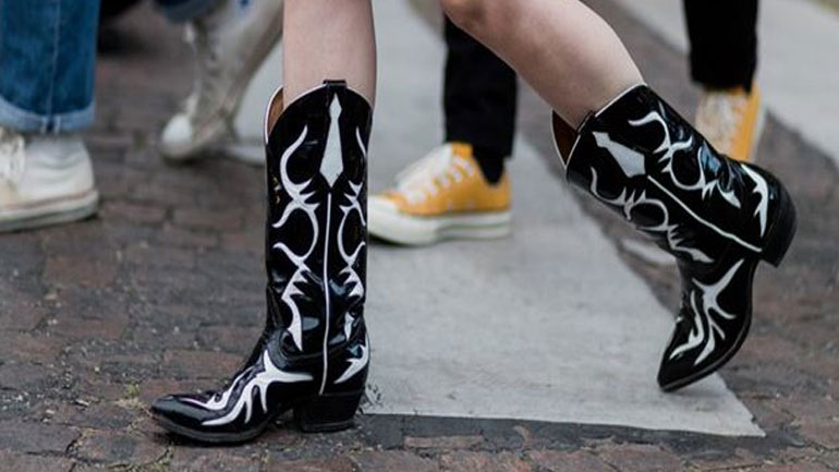 Οι cowboy boots κάνουν δυνατό comeback στη μόδα!