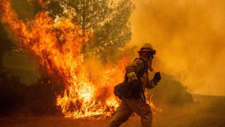 Καθηγητής Μπάουμαν: Η κλιματική αλλαγή επιδείνωσε μια ήδη δύσκολη κατάσταση με τις πυρκαγιές