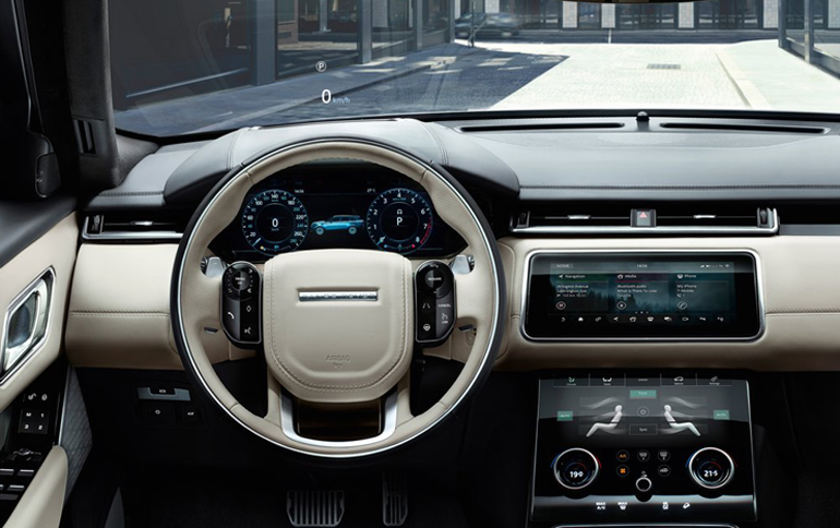 Δύο οθόνες αφής στην κεντρική κονσόλα και άλλη μία ψηφιακή του πίνακα οργάνων