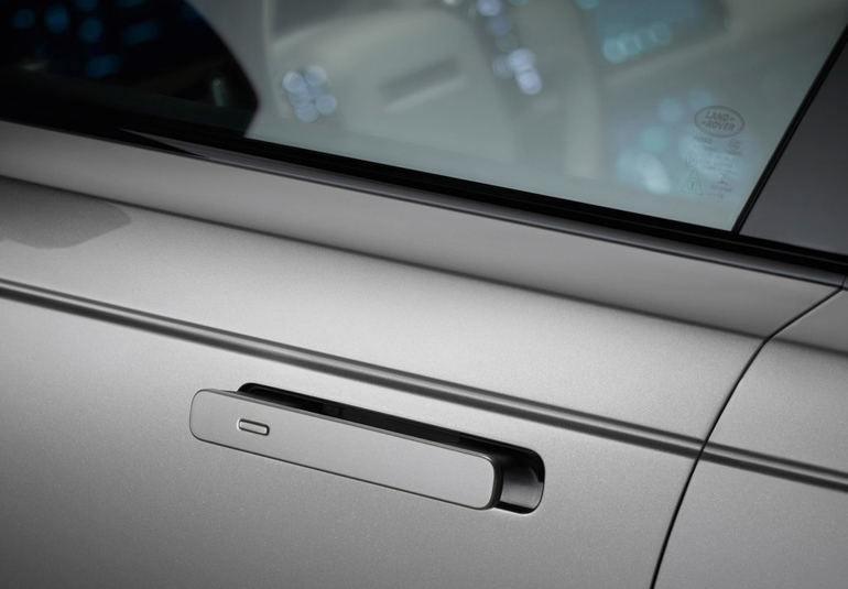 Με αυτό τον τρόπο ανοίγουν οι πόρτες. Όταν το αυτοκίνητο ξεκινήσει τα χερούλια 'κρύβονται'