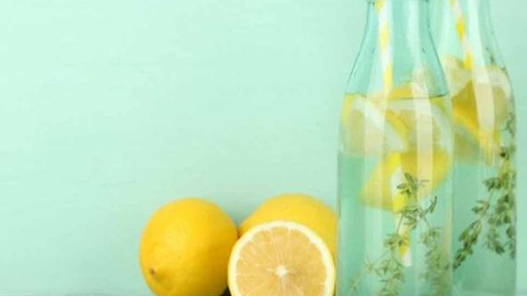 Τελικά το νερό με λεμόνι αδυνατίζει και αποτοξινώνει;