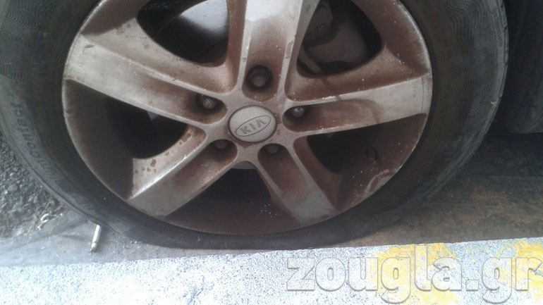 Καταγγελία αναγνώστη στο zougla.gr: Βρήκαμε 300 αυτοκίνητα με σκισμένα ελαστικά στην Κυψέλη