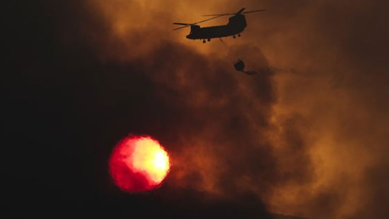 Νέο βίντεο πιλότου ελικοπτέρου από το πύρινο μέτωπο της Κινέτας