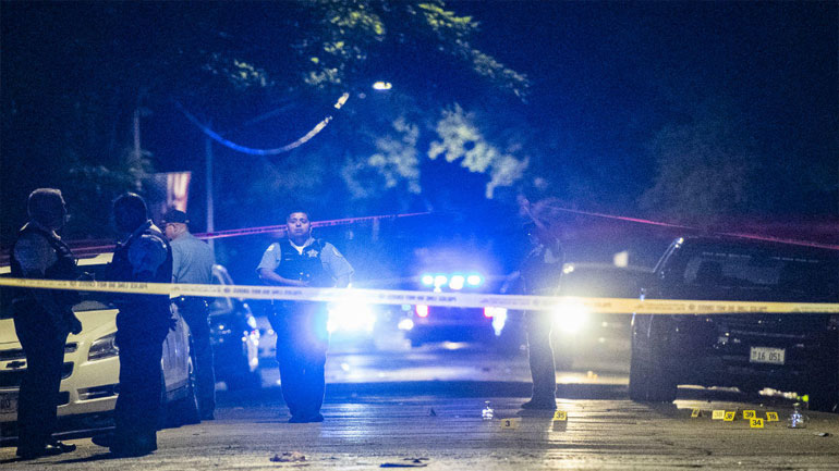 Σικάγο: Σε λίγες ώρες σκοτώθηκαν πέντε άνθρωποι και 40 τραυματίστηκαν Σικάγο: Σε λίγες ώρες σκοτώθηκαν πέντε άνθρωποι και 40 τραυματίστηκαν