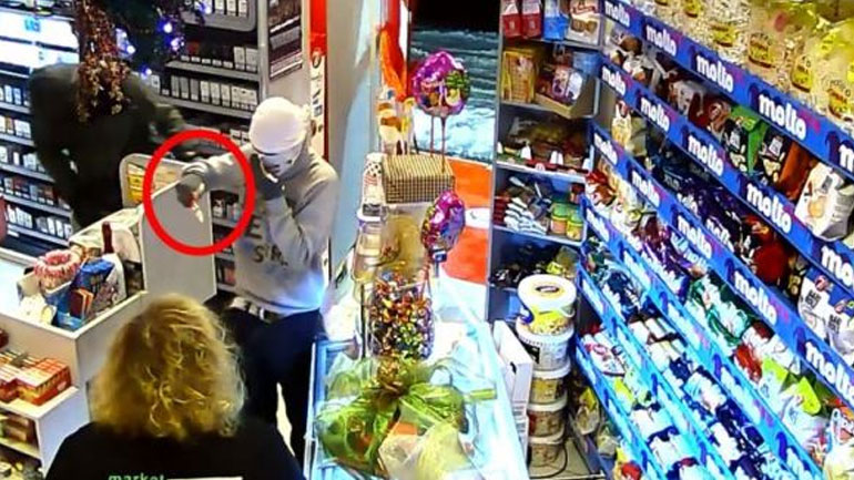 Ληστεία σε σούπερ μάρκετ στα Καμένα Βούρλα