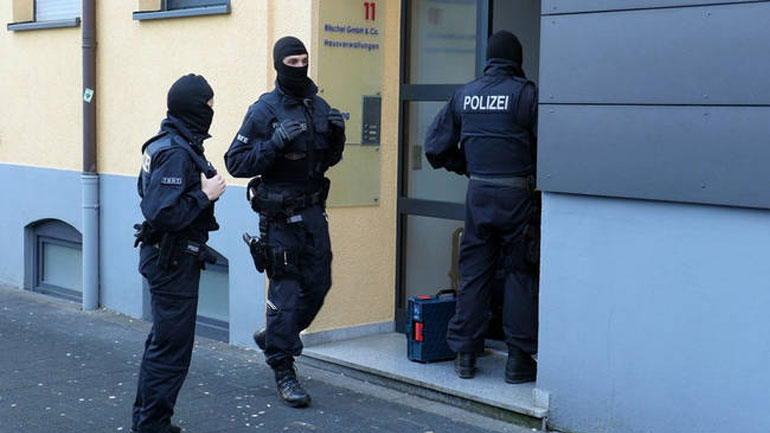 Ζευγάρι Γερμανών καταδικάστηκε επειδή εξέδιδε τον γιο του σε παιδόφιλους στο «σκοτεινό διαδίκτυο»