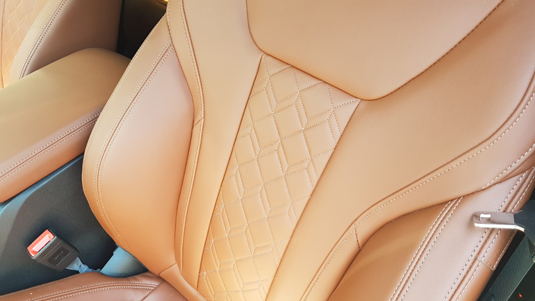 Η ποιότητα των δερμάτων στα καθίσματα φαίνεται...