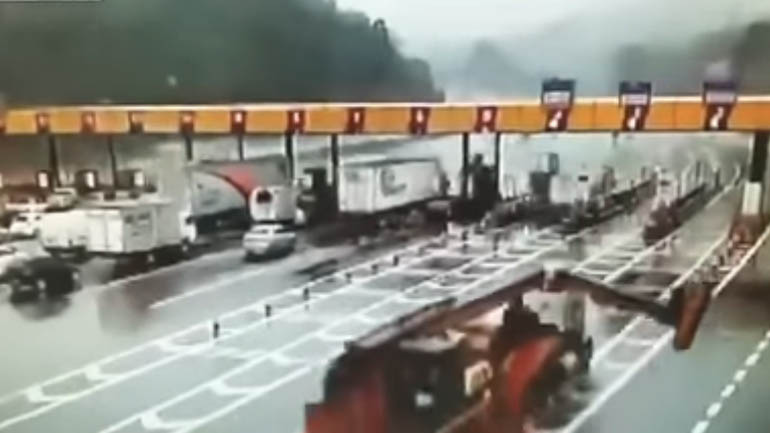 Φορτηγό διαλύει τα διόδια στην εθνική οδό!